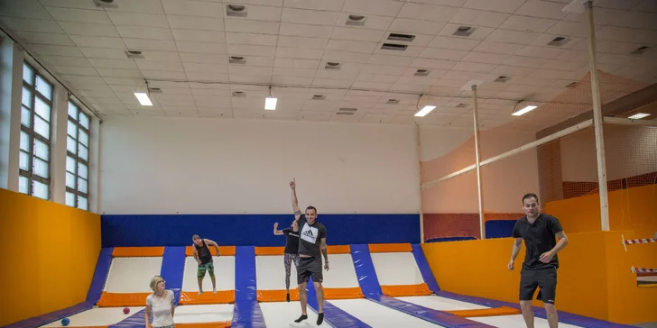 Hodinové bláznenie sa na trampolínach v aréne ENHA Freestyle