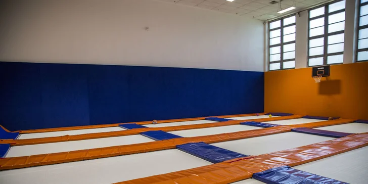 Hodinové bláznenie sa na trampolínach v aréne ENHA Freestyle