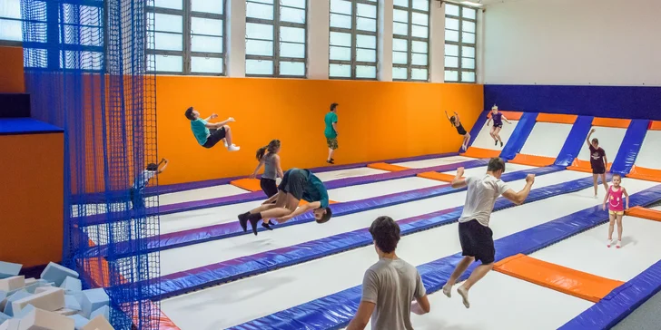 Hodinové bláznenie sa na trampolínach v aréne ENHA Freestyle