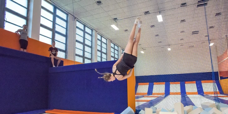 Hodinové bláznenie sa na trampolínach v aréne ENHA Freestyle