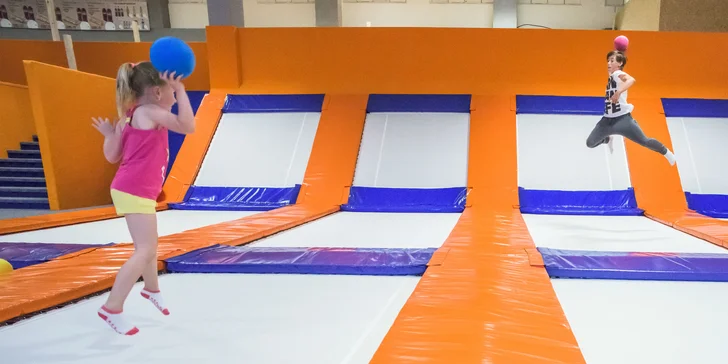 Hodinové bláznenie sa na trampolínach v aréne ENHA Freestyle