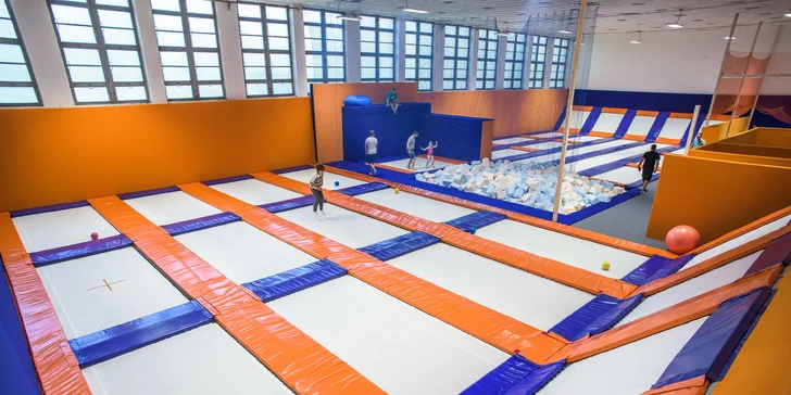 Hodinové bláznenie sa na trampolínach v aréne ENHA Freestyle