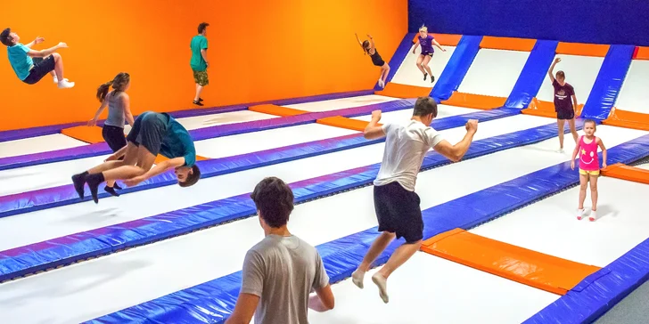 Hodinové bláznenie sa na trampolínach v aréne ENHA Freestyle