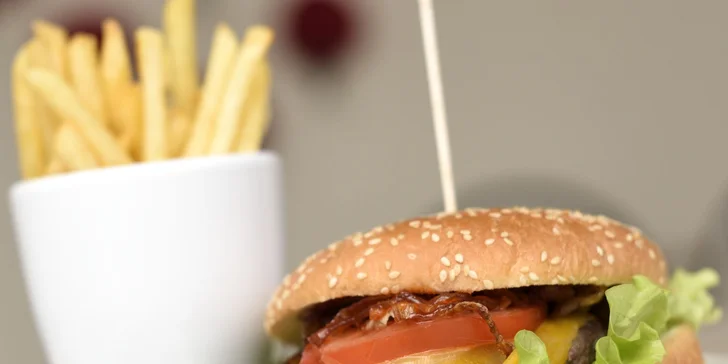 Dva druhy burgrov v Yalla restaurant