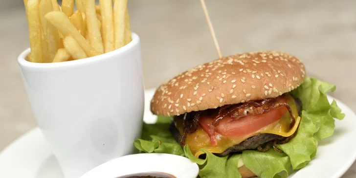 Dva druhy burgrov v Yalla restaurant