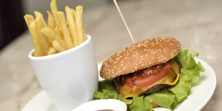 Dva druhy burgrov v Yalla restaurant