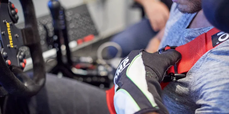 Jazda na racing simulátore SIMRACE