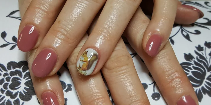 Klasická manikúra s japonskou manikúrou, gél lak alebo gélové nechty