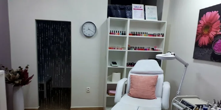 Kombinovaná pedikúra s lakovaním a reflexnou masážou