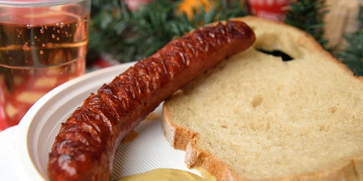 Vianočné trhy na Hviezdoslavovom námestí - cigánska, klobása a niečo na zohriatie