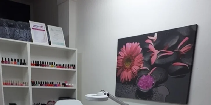 Kombinovaná pedikúra s lakovaním a reflexnou masážou