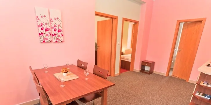 Oddychový pobyt v Ledniciach s bohatými raňajkami a degustáciou vín