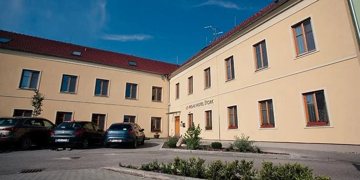 Oddychový pobyt v Ledniciach s bohatými raňajkami a degustáciou vín