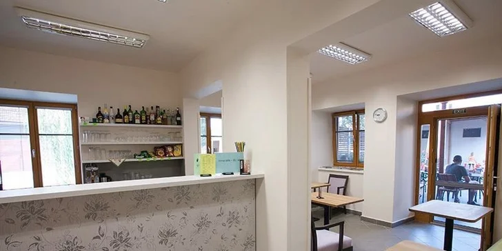 Oddychový pobyt v Ledniciach s bohatými raňajkami a degustáciou vín
