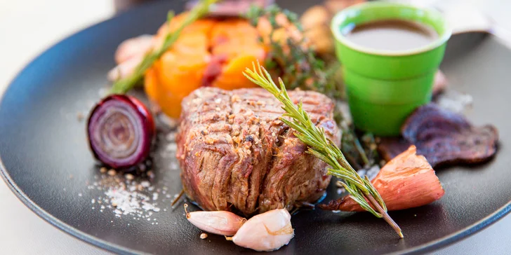 Hovädzí steak na omáčke z červeného vína s batátmi a cviklou
