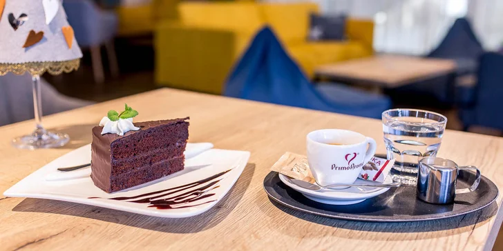 Koláčik podľa výberu s espressom, čajom alebo horúcou brusinkou v Pinet clube