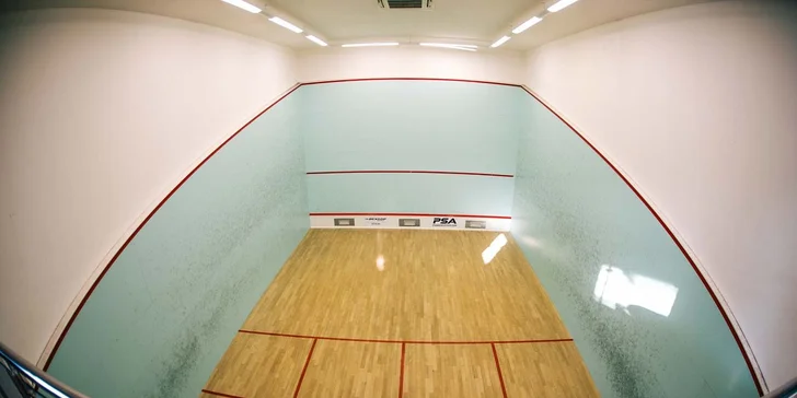 Squash na profesionálnych kurtoch – požičanie rakety a loptičky v cene
