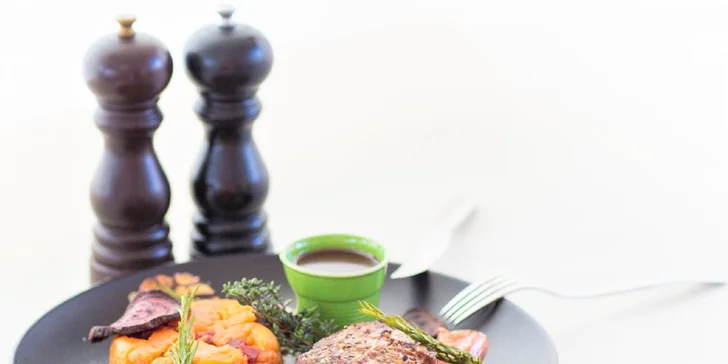 Hovädzí steak na omáčke z červeného vína s batátmi a cviklou