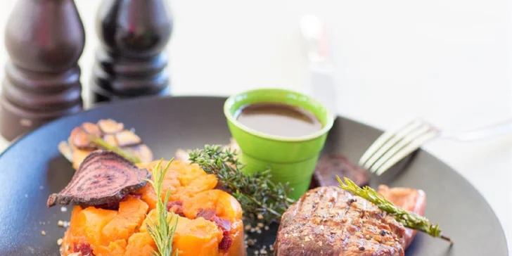 Hovädzí steak na omáčke z červeného vína s batátmi a cviklou