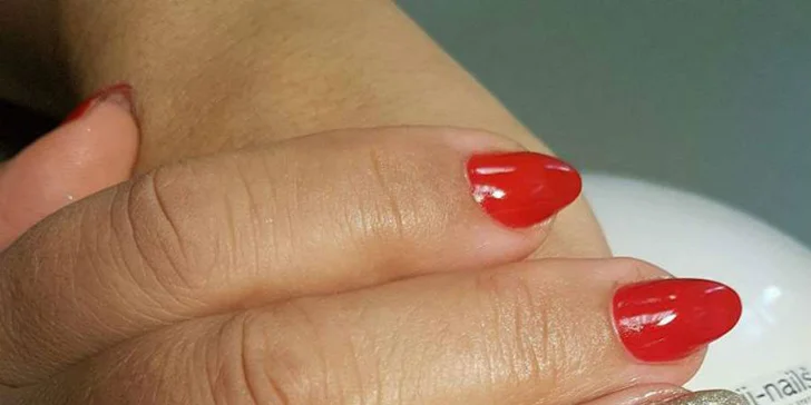 Gelové nechty, klasická manikúra alebo parafínový zábal