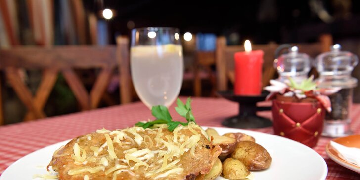 Chutný černohorský rezeň s opekanými zemiakmi a nápojom