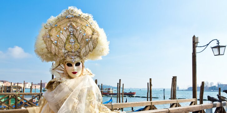 Pestrá karnevalová zábava v Benátkach: prehliadka ostrovov – Burano a Murano