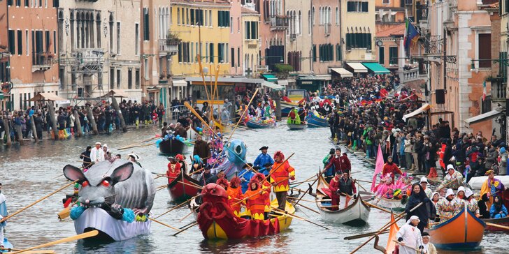 Pestrá karnevalová zábava v Benátkach