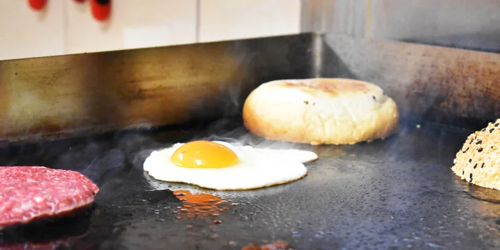 Burrito a 2 druhy burgrov s hranolčekmi a omáčkou
