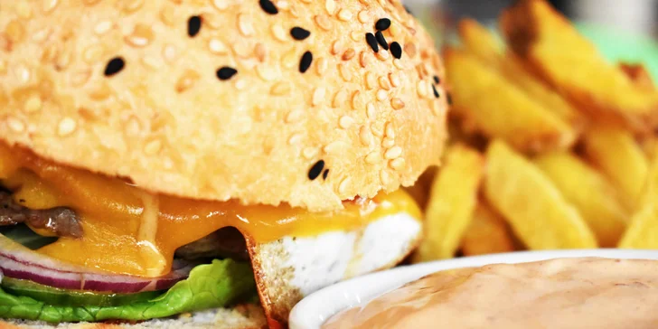Burrito a 2 druhy burgrov s hranolčekmi a omáčkou