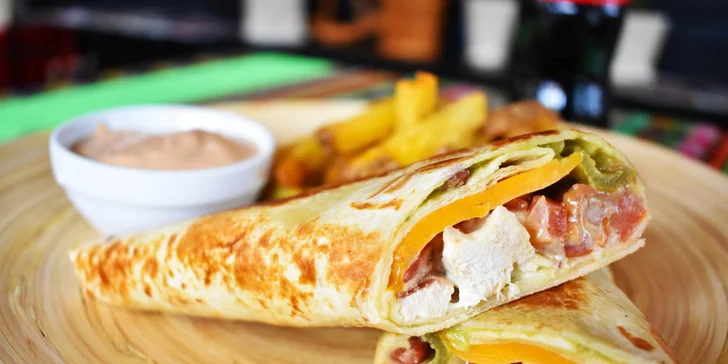 Burrito a 2 druhy burgrov s hranolčekmi a omáčkou