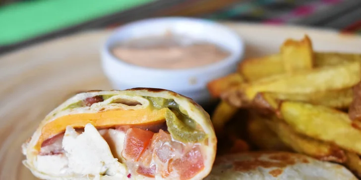 Burrito a 2 druhy burgrov s hranolčekmi a omáčkou