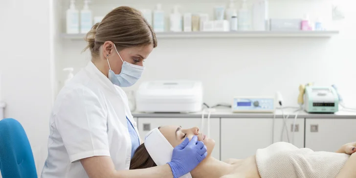 Lifting tváre pomocou spevňujúcich nití