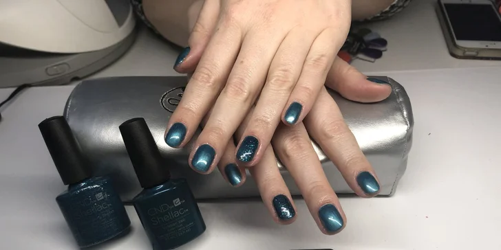 Spevnenie nechtov bio pokrytím alebo CND Shellac na rukách či nohách