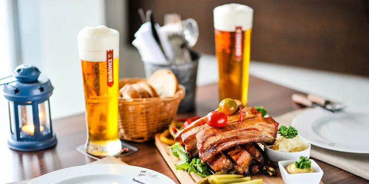 Pečené barbecue vysoké rebierka s prílohou