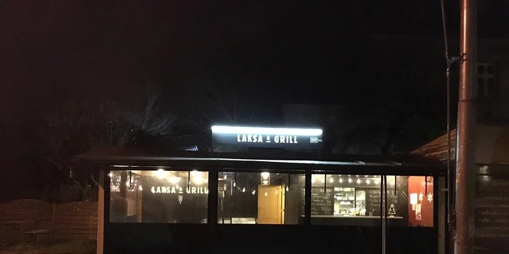 Originál malajská polievka Laksa alebo hamburger