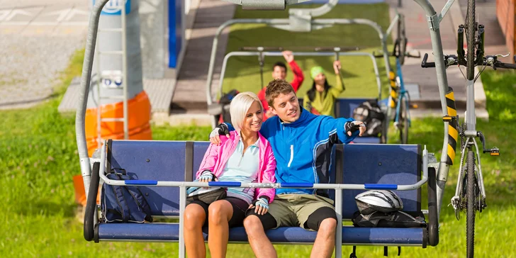 Jeseň na Lipne pár metrov od českého Chodníka korunami stromov