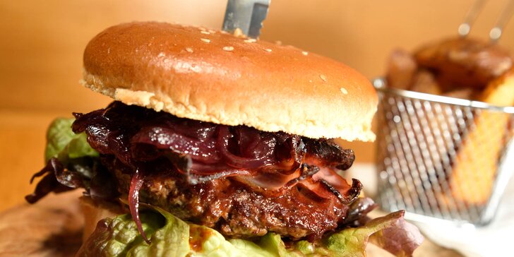 Black Angus burger a domáce zemiačiky s údenou paprikou alebo bylinkami