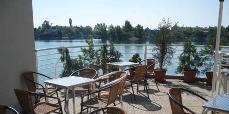 99 eur za 3-dňový pobyt plný romantiky a relaxu vo dvojici. Vymeňte trávenie voľných dní v nákupných centrách za chvíle pohodlia, iskrivej atmosféry a oddychu v hoteli*** Zátoka v Senci so zľavou 58%!