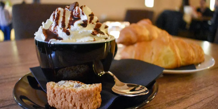 Belgická horúca čokoláda s domácou šľahačkou a croissantom v Static coffee