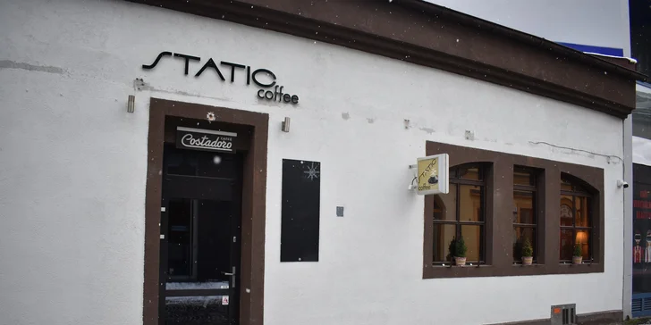 Belgická horúca čokoláda s domácou šľahačkou a croissantom v Static coffee