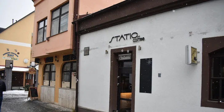 Belgická horúca čokoláda s domácou šľahačkou a croissantom v Static coffee