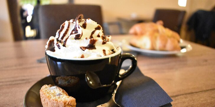 Belgická horúca čokoláda s domácou šľahačkou a croissantom v Static coffee