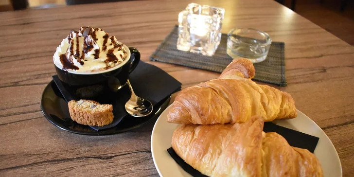 Belgická horúca čokoláda s domácou šľahačkou a croissantom v Static coffee