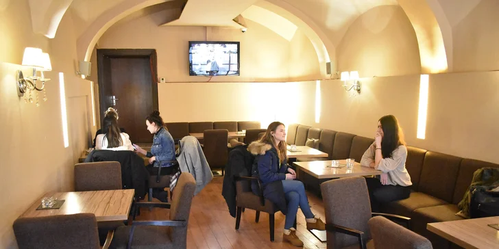 Belgická horúca čokoláda s domácou šľahačkou a croissantom v Static coffee