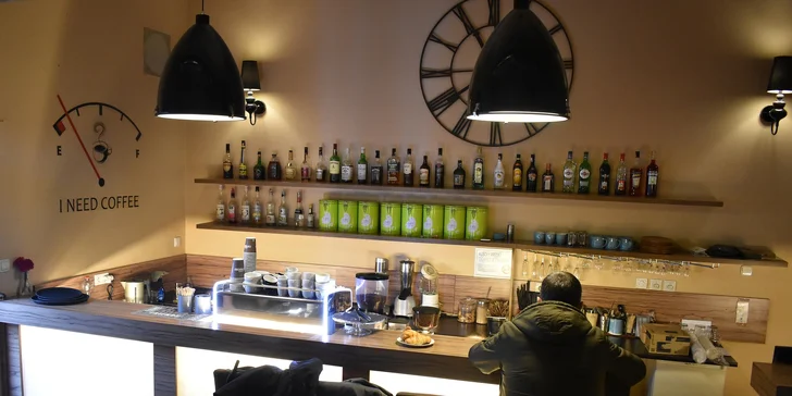 Belgická horúca čokoláda s domácou šľahačkou a croissantom v Static coffee