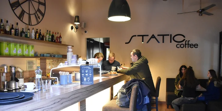 Belgická horúca čokoláda s domácou šľahačkou a croissantom v Static coffee