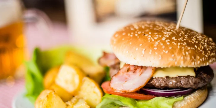 Hovädzí burger s nápojom