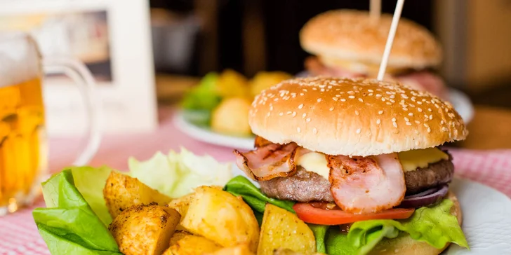 Hovädzí burger s nápojom