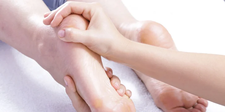 Klasická suchá pedikúra s masážou alebo wellness pedikúra
