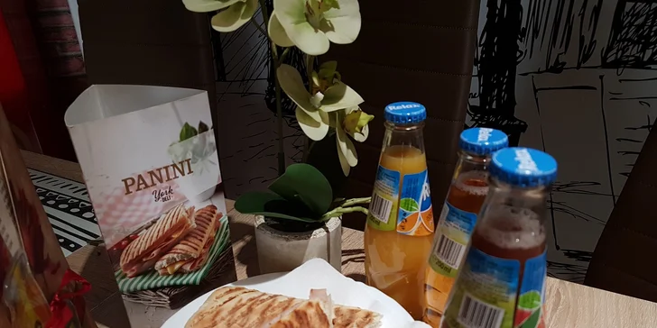 Chrumkavé panini s džúsom alebo pečeným čajom